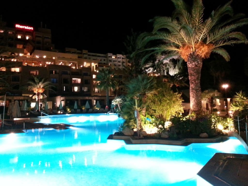 sheraton-hotel-rhodes-piscine-de-nuit