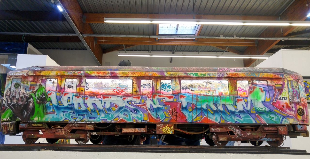 happycurio train graff street art paris
