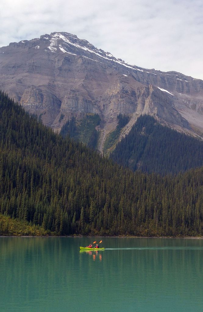 canoe lac maligne canada