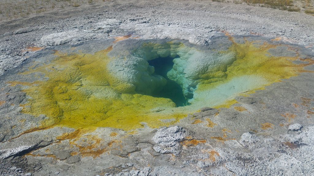 hot springs yellowstone
