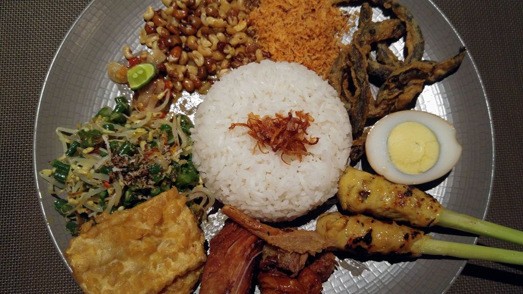 assiette de rijsttafel, plat typique balinais