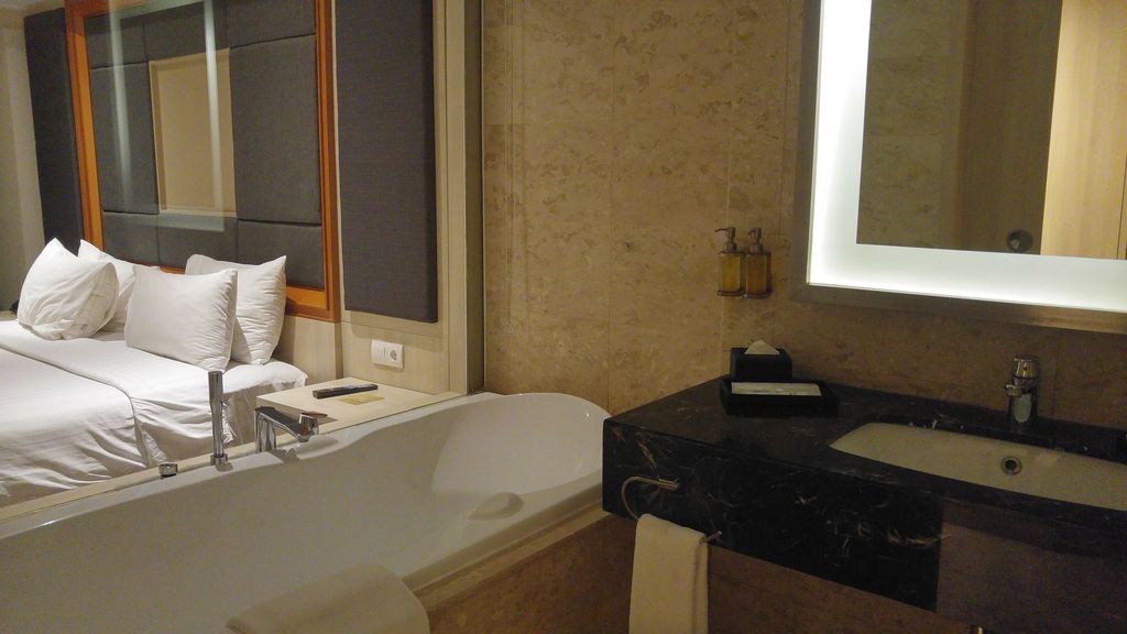 salle de bains hotel H sovereign kuta bali