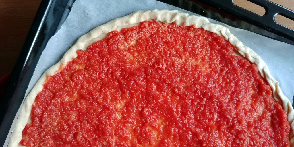 sauce tomate sur pate a pizza