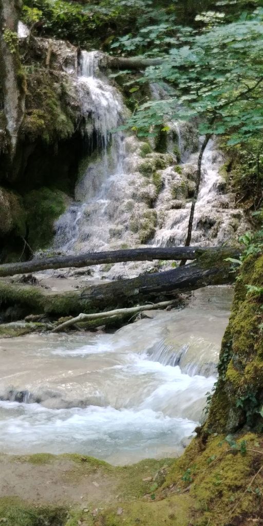 cascade et rivière