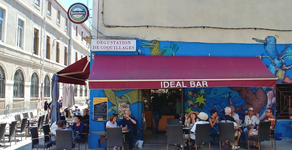 ideal bar avec fresque d'art urbain
