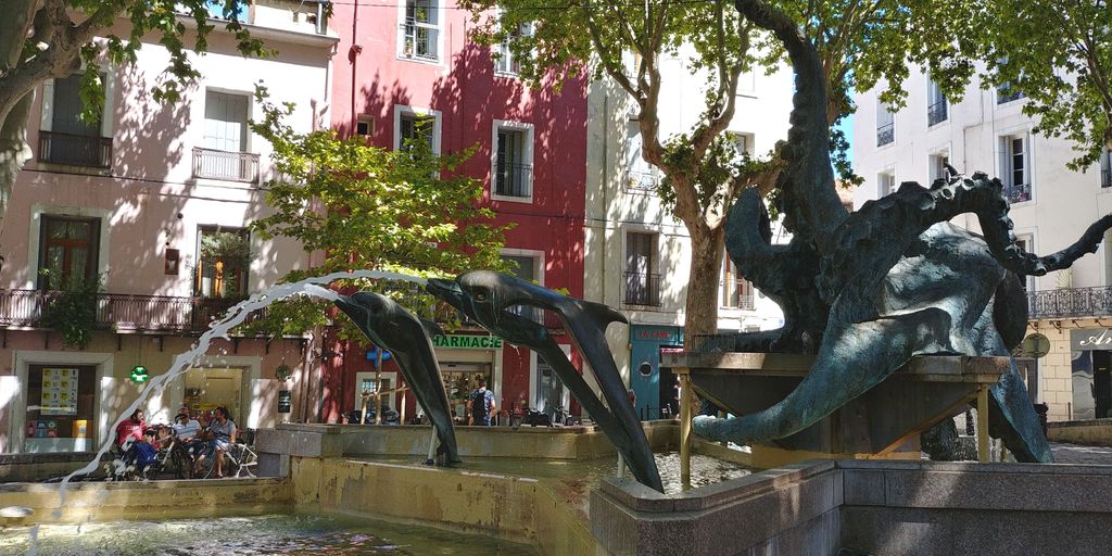 place de la mairie avec sculpture de poulpe