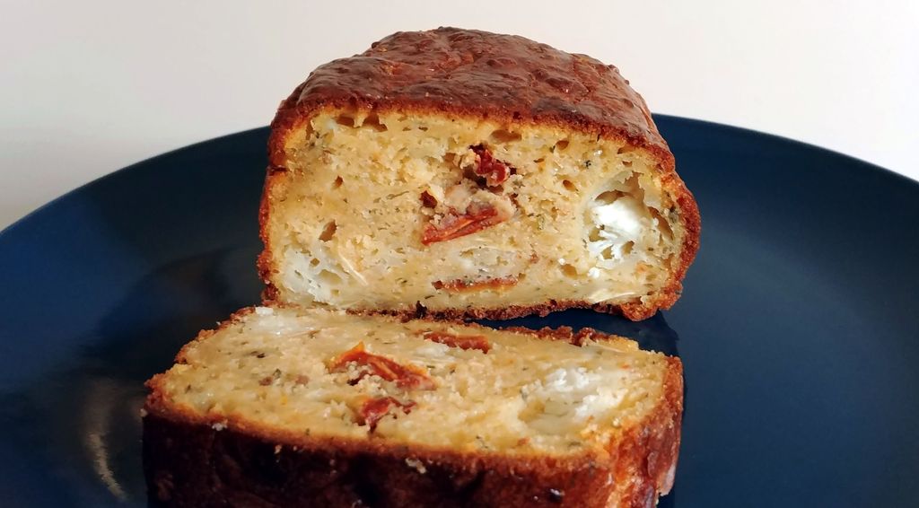 interieur du cake salé au chèvre et tomates séchées