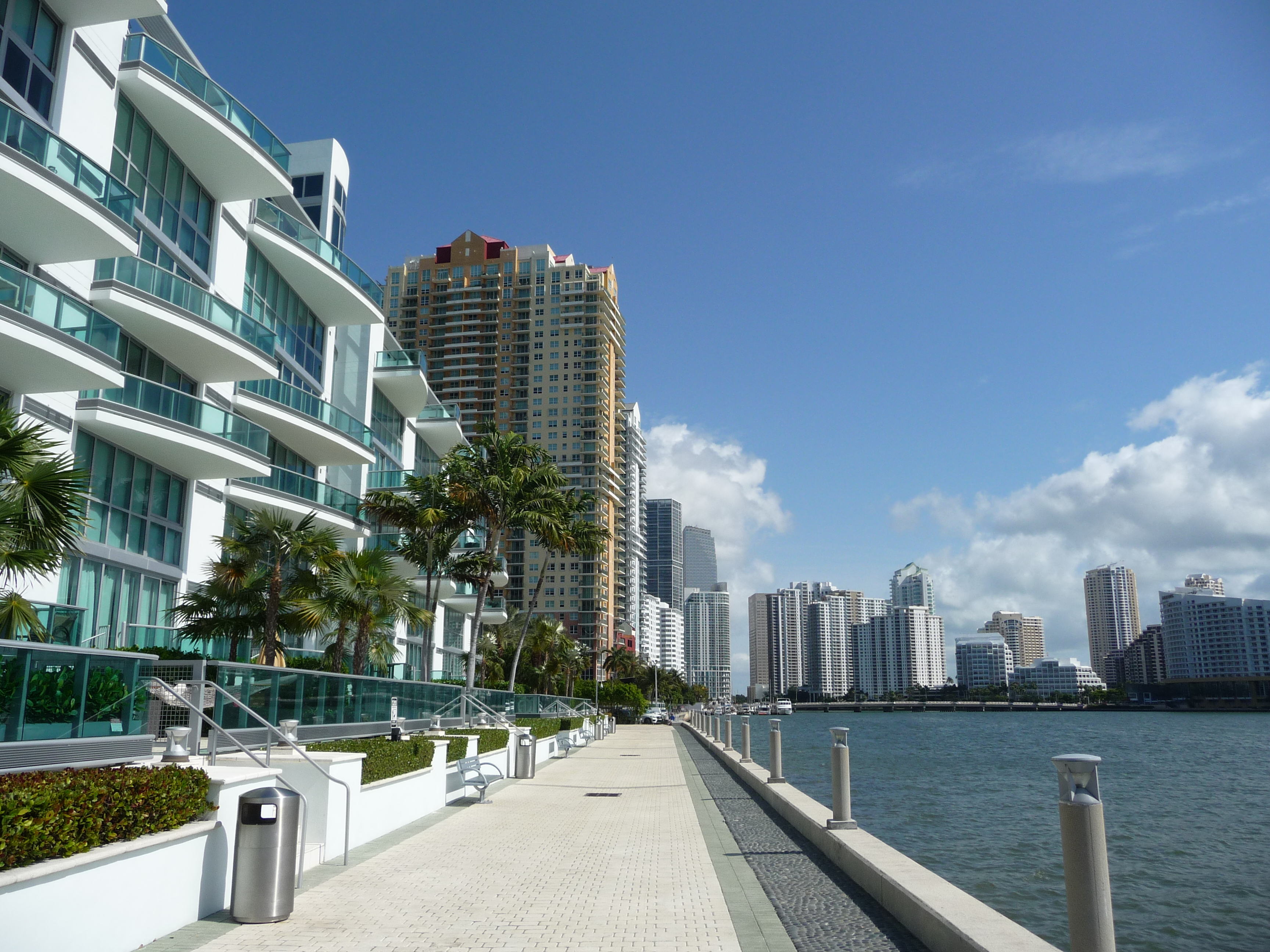 bay of biscayne miami downtow metromover