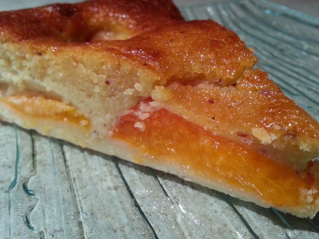 part de tarte abricots poudre de noisettes