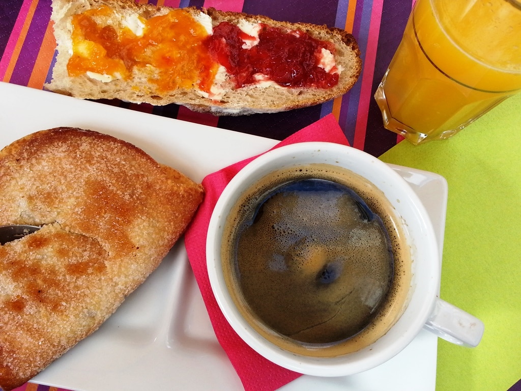 brunch-tartines-confitures-maison-chausson-mangue-coco