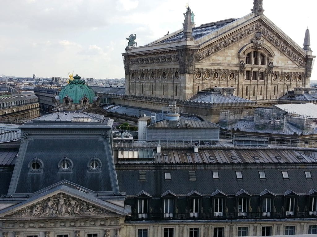 galeries-lafayette-paris-rooftop-vue-sur-palais-garnier-tour-eiffel