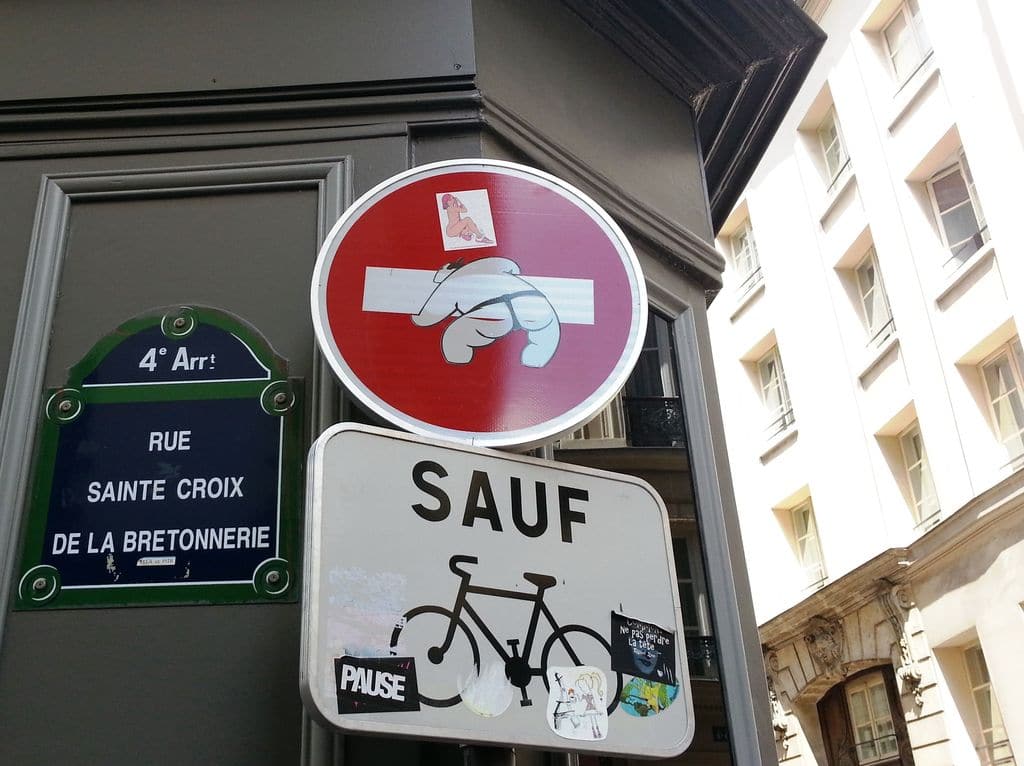 sumo-clet-panneau-sens-interdit-paris-street-art