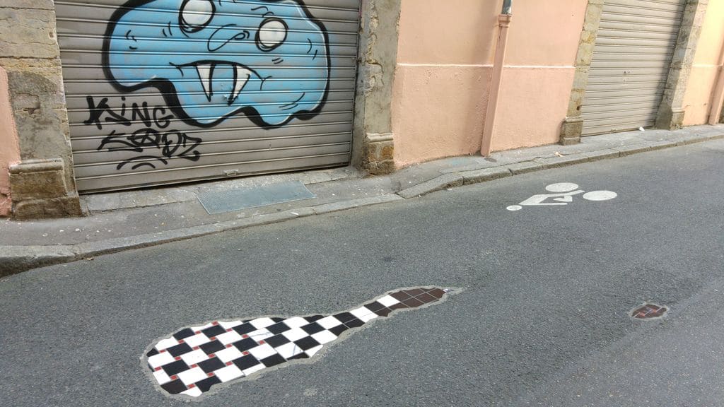 ememem-rue-vieille-lyon-bitume-art