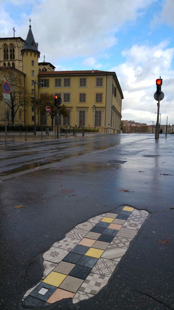 ememem-street-art-vieux-lyon-pont-bonaparte