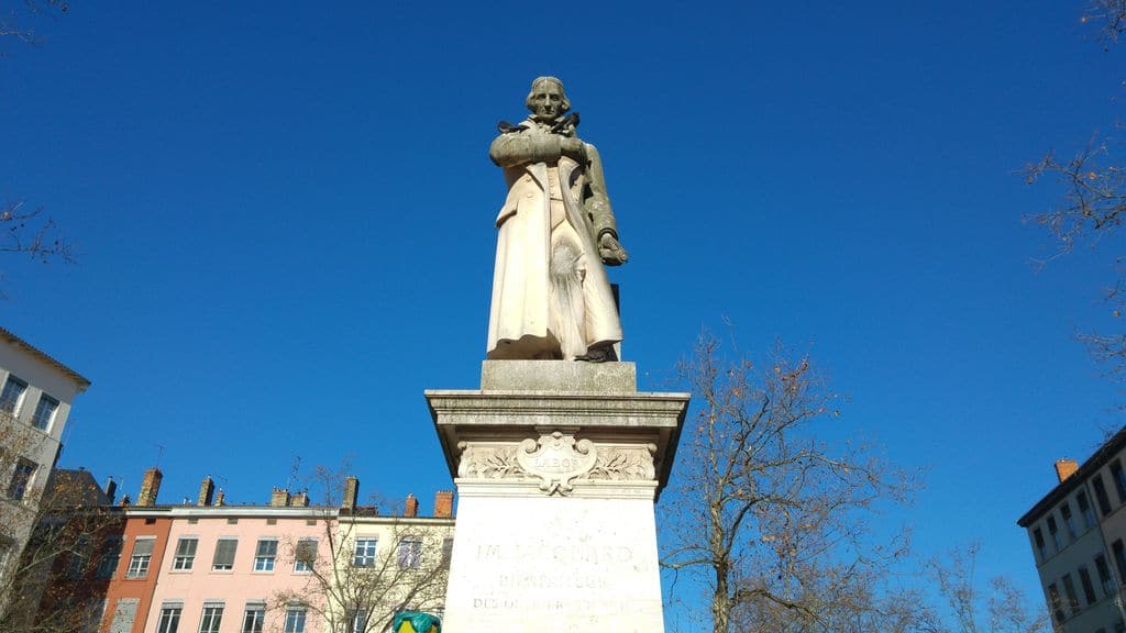 street-art-place-croix-rousse-lyon