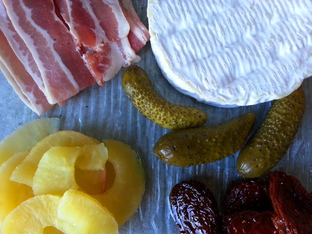 burger ingredients pomme camembert lard tomates sechees cornichons