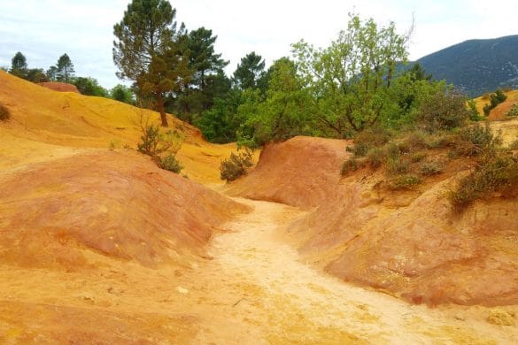 happycurio colorado provencal rustrel france