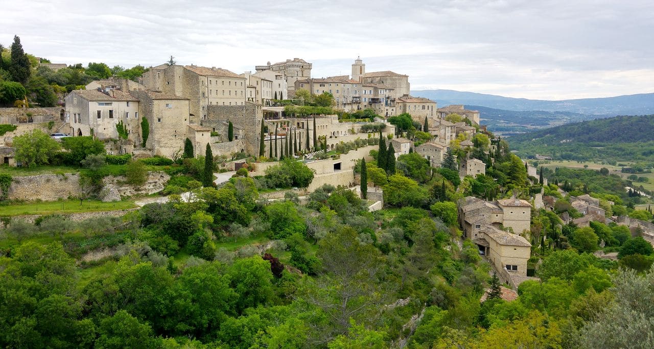 happycurio gordes roussillon provence rustrel