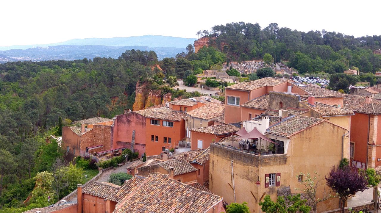 happycurio l'un des plus beaux villages français roussillon