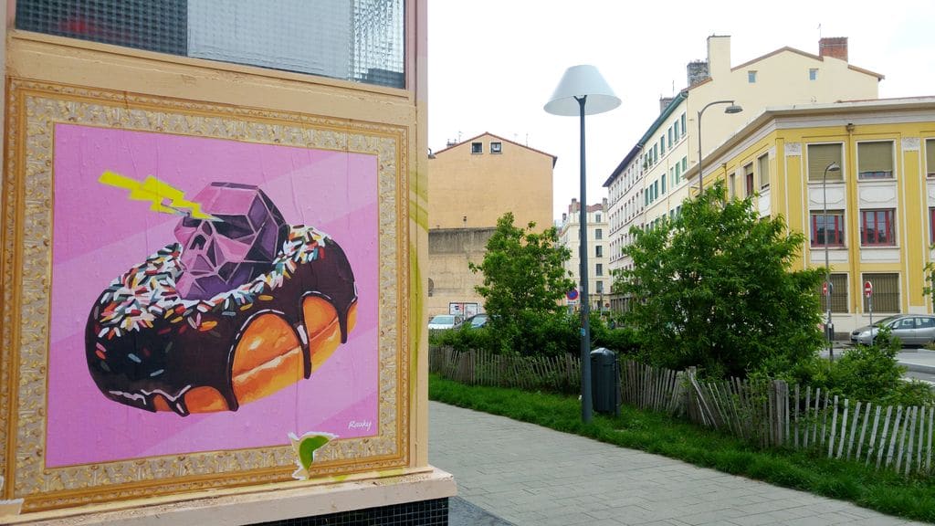 happycurio rauky street art lyon mazagran donut