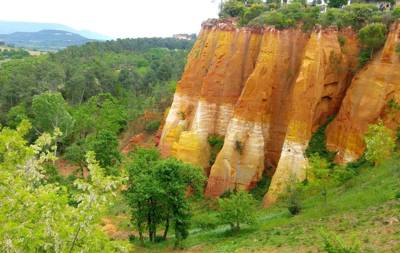 happycurio roussillon en provence france sentier des ocres