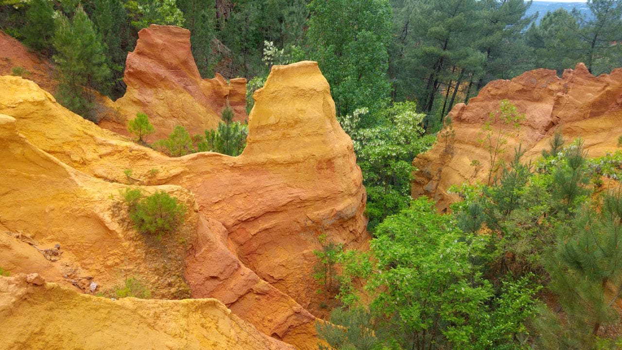 happycurio sentier des ocres village de roussillon vaucluse provence