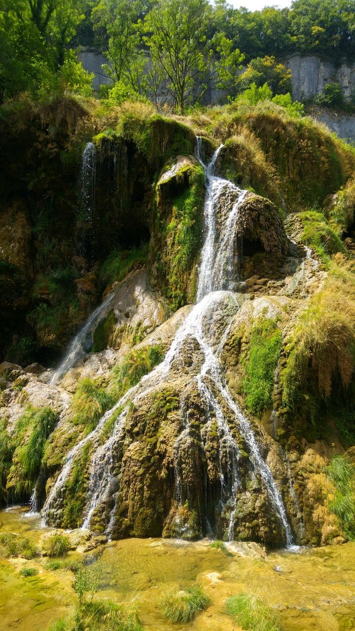 happycurio cascade tufs baume messieurs jura