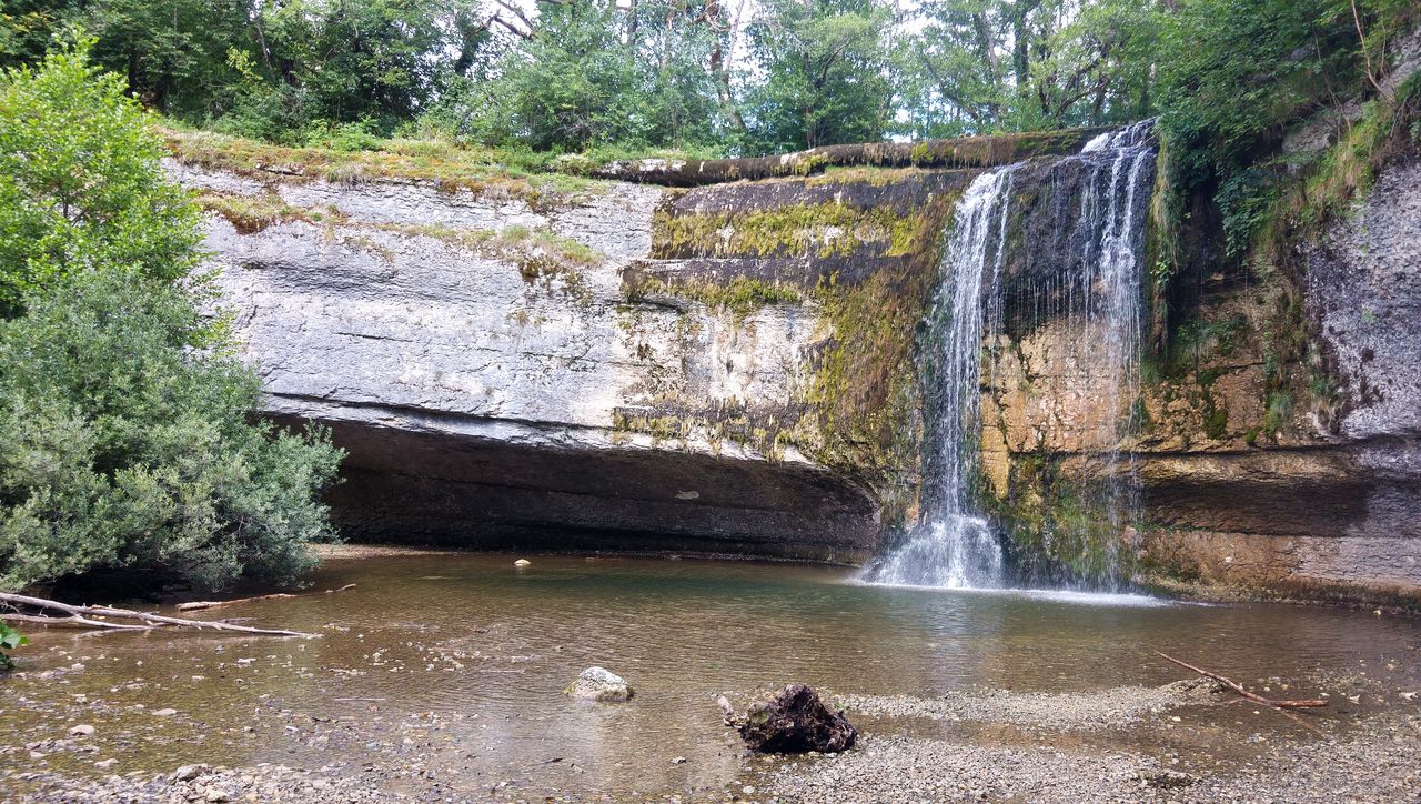 happycurio menetrux en joux cascades du herisson