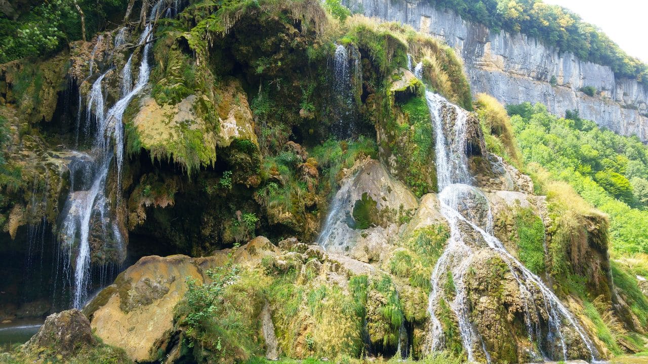 happycurio tourisme jura balade cascade