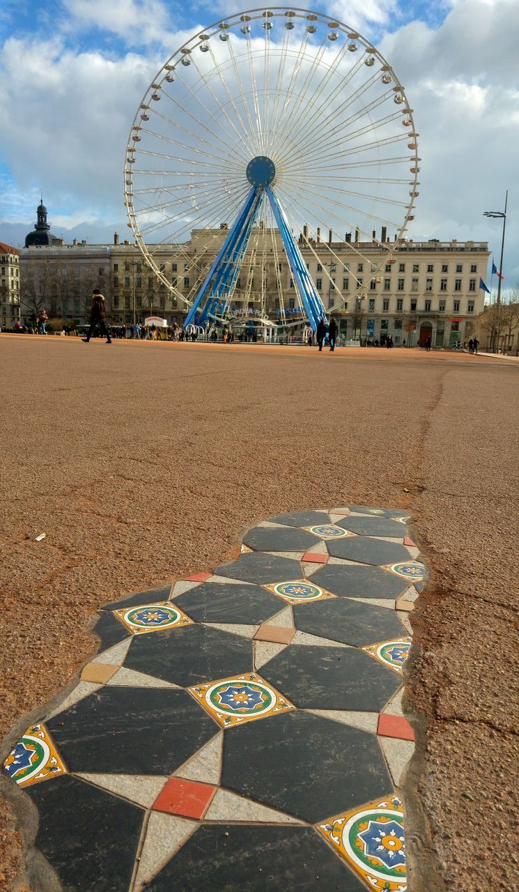 happycurio art de rue lyon flacking carrelage ememem