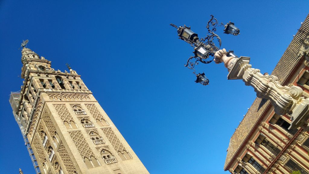 happycurio giralda de seville