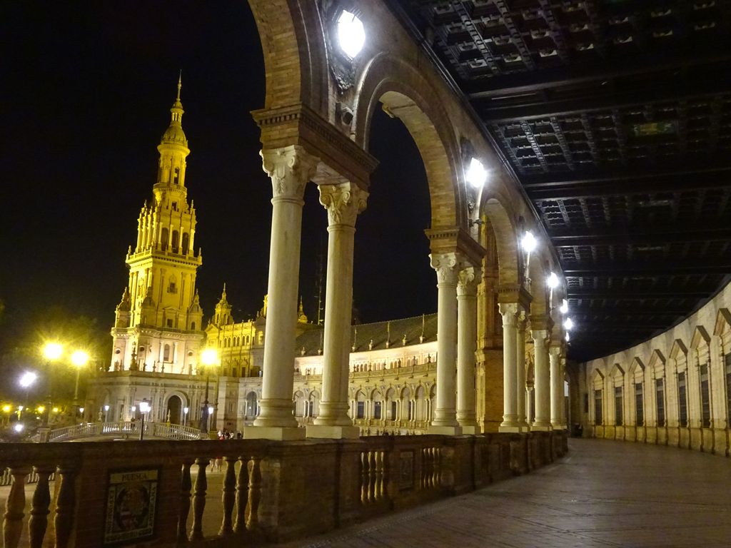 incontournable place d'espagne seville de nuit