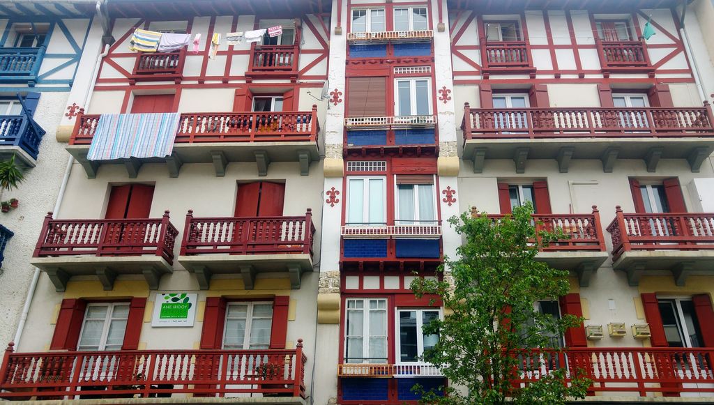 fontarrabie balcons colombages basques