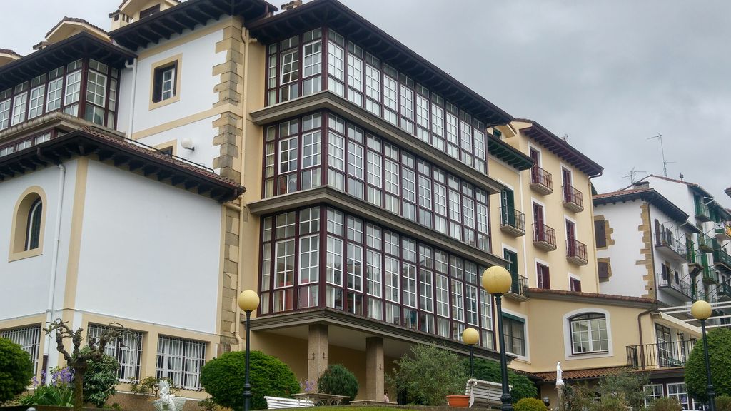 happycurio bow window hondarribia espagne france