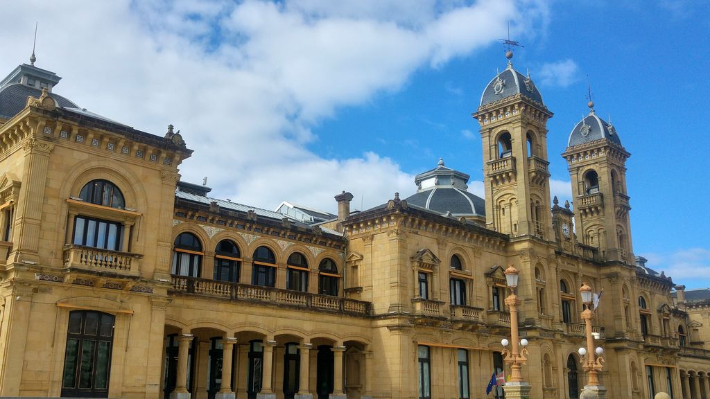 happycurio hotel de ville saint sebastien