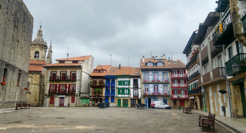 happycurio plaza de armas hondarribia