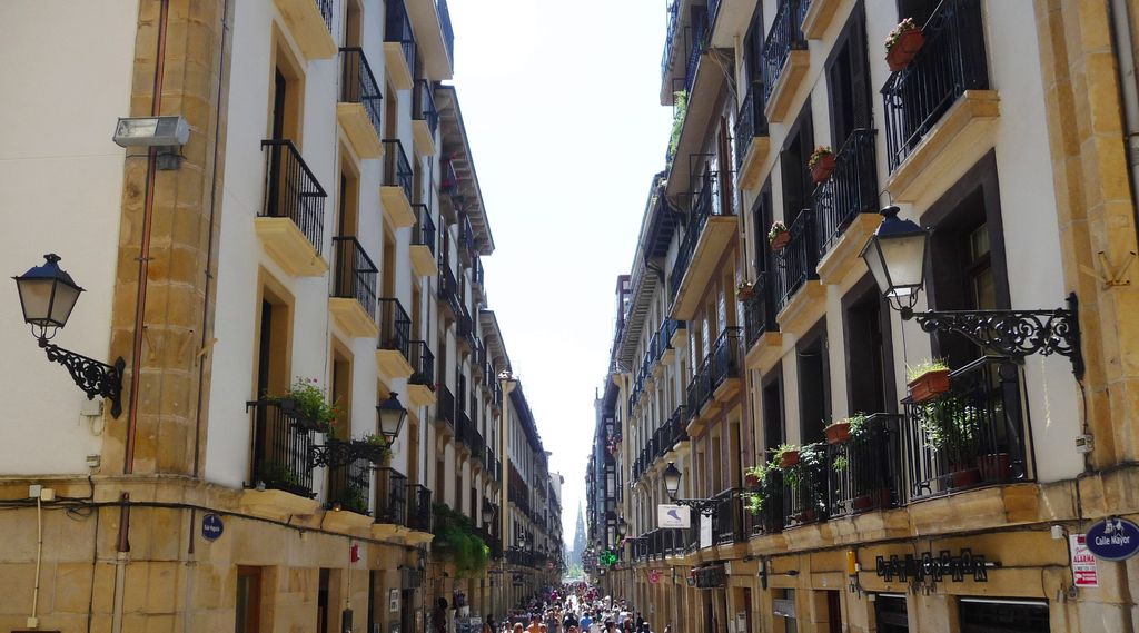 happycurio rues de san sebastian old town