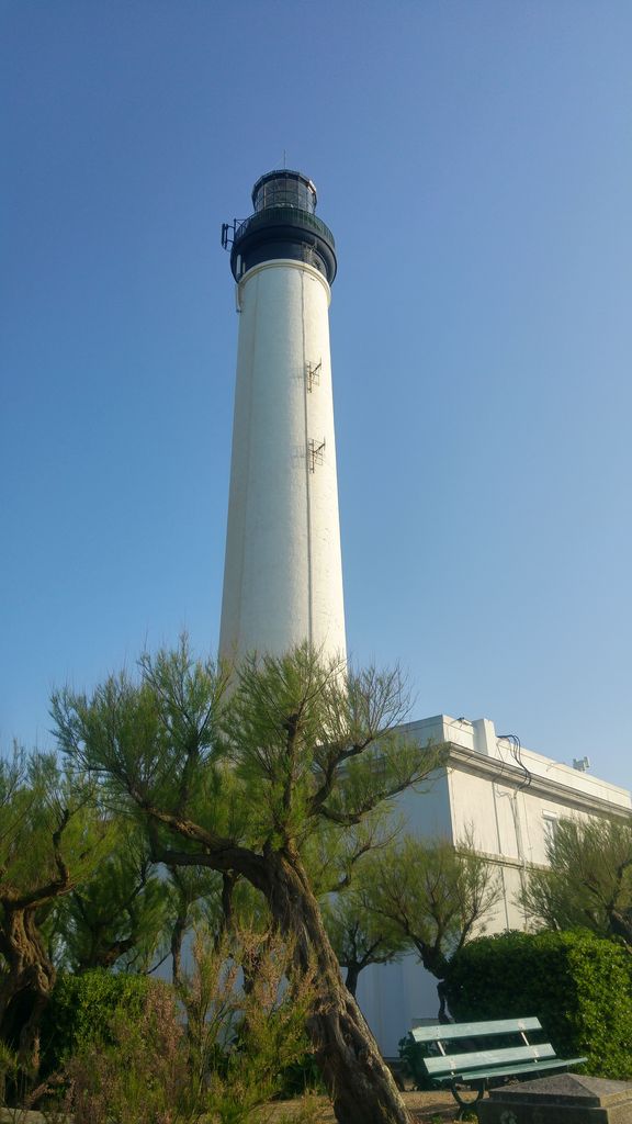 happycurio biarritz phare