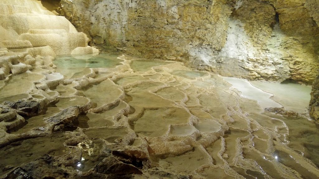 grottes de la balme happycurio gours petits bassins eau