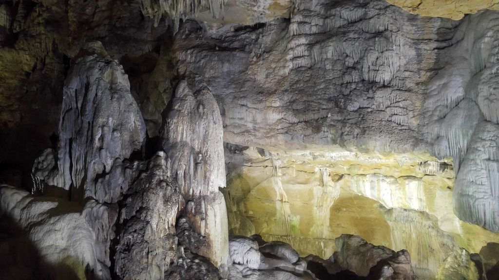 happycurio 40 min de lyon grottes de la balme