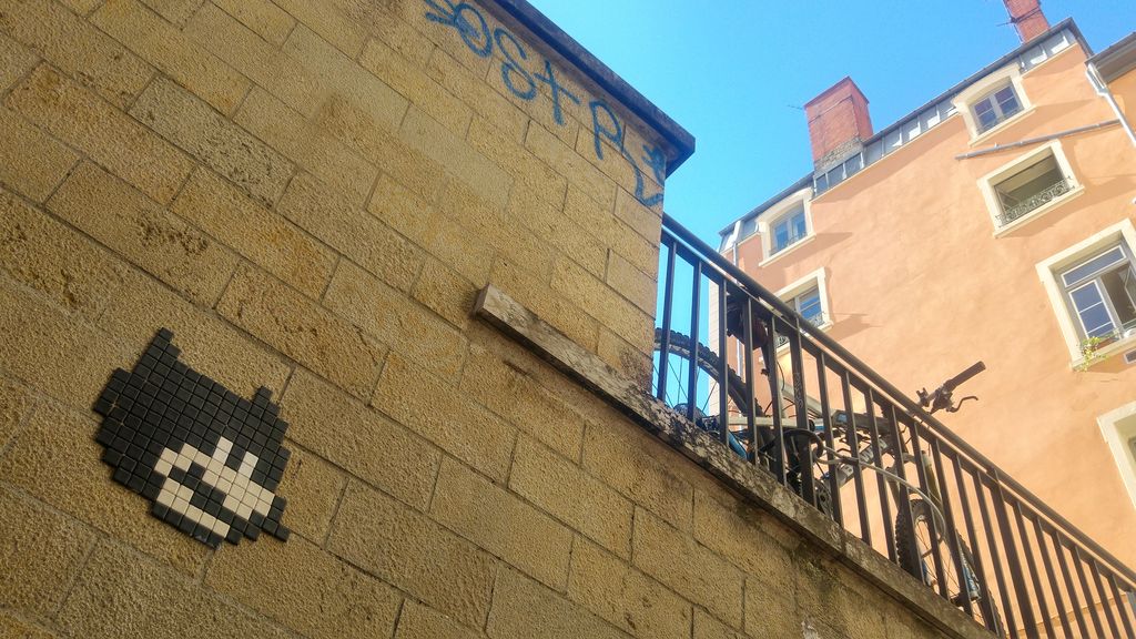 happycurio batman in the woop lyon street art