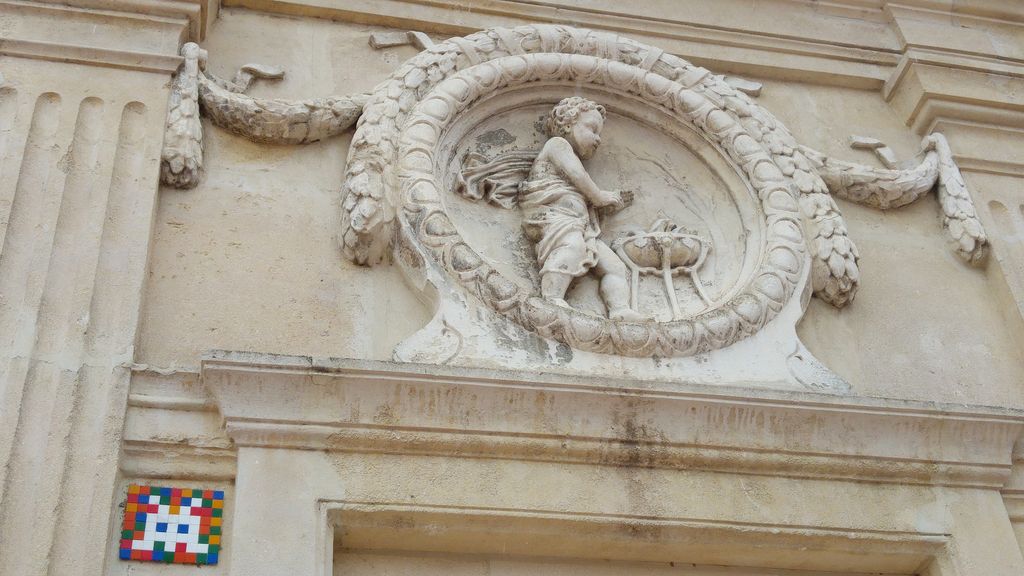 happycurio invader bellecour lyon street art