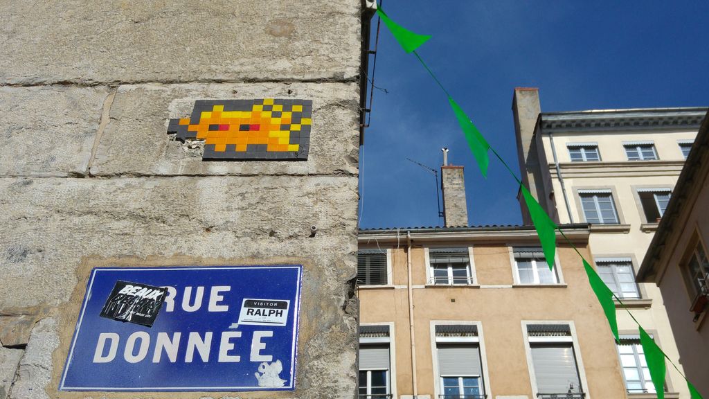 happycurio invader lyon street art presqu'ile