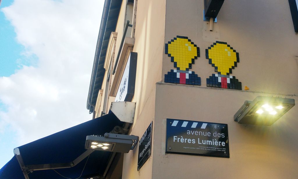 happycurio mifamosa pixel art avenue des freres lumiere lyon