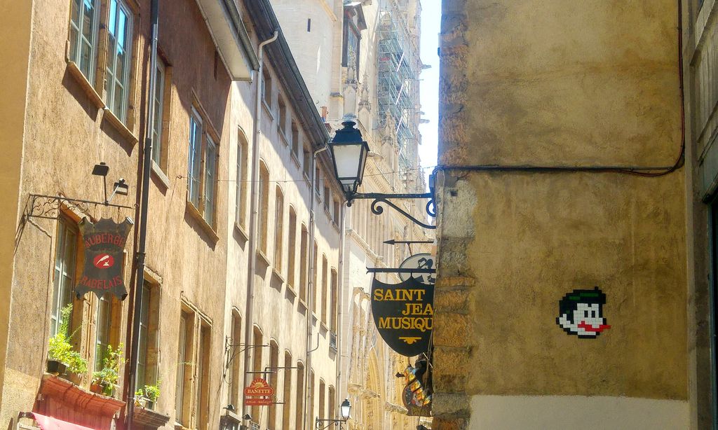 happycurio mosaique street art in the woop vieux lyon