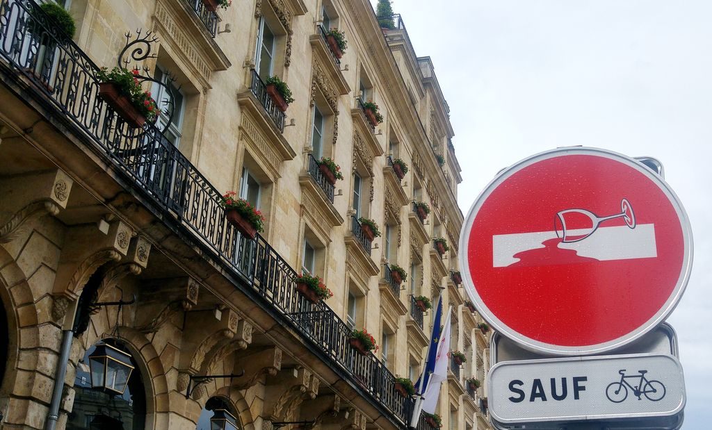 happycurio place grand theatre bordeaux street art clet abraham sens interdit