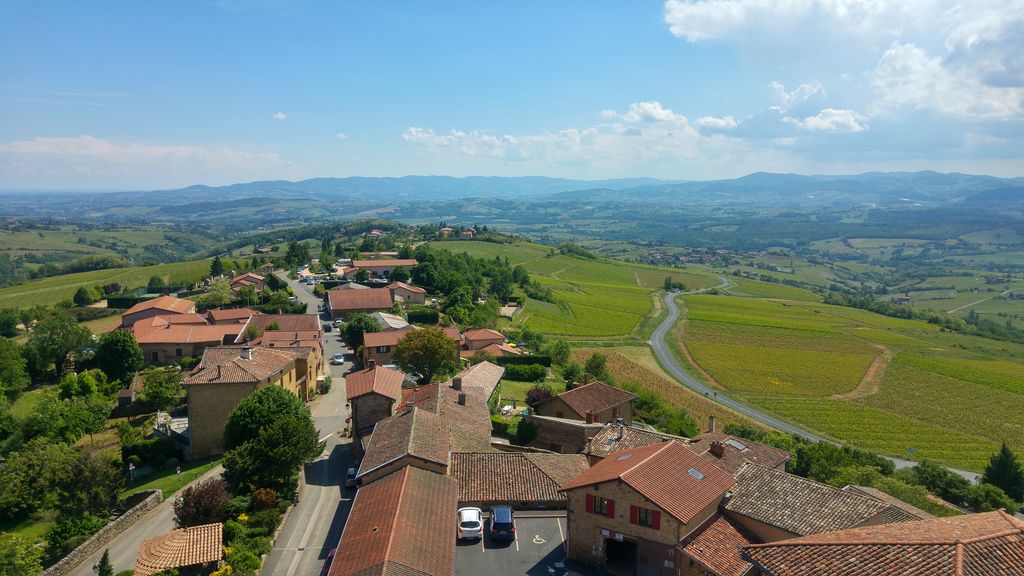 happycurio oingt village perché beaujolais