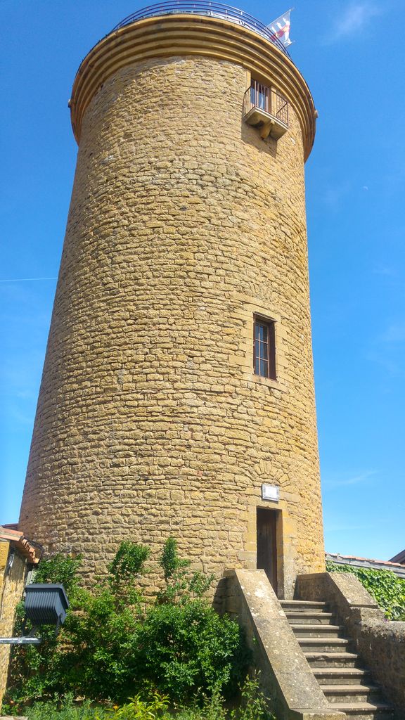 happycurio tour d'oingt beaujolais