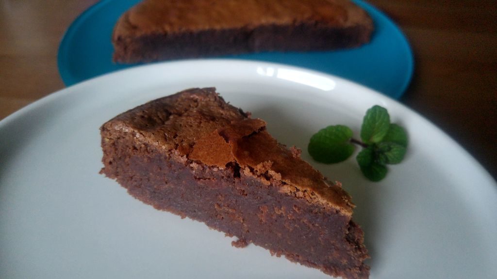 Gateau Ultra Fondant Chocolat Marron Et Rhum Happycurio