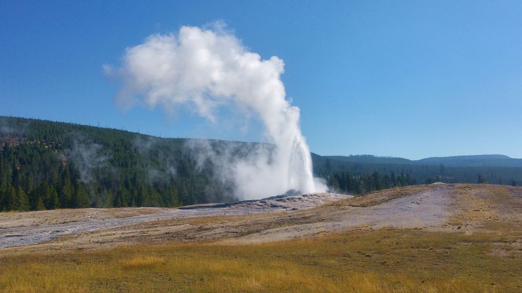 yellowstone old faithful geyser